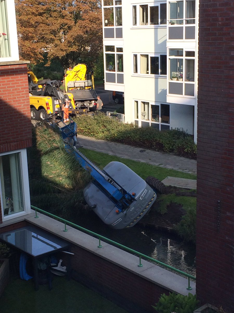 Tanja4gever's tweet photo. Even Apeldoorn bellen! Ze zijn hier al heel de middag mee bezig! #Papendrecht #kraan #foutje #bergingswerkzaamheden #takelen #oeps https://t.co/9hYCxhnDpJ