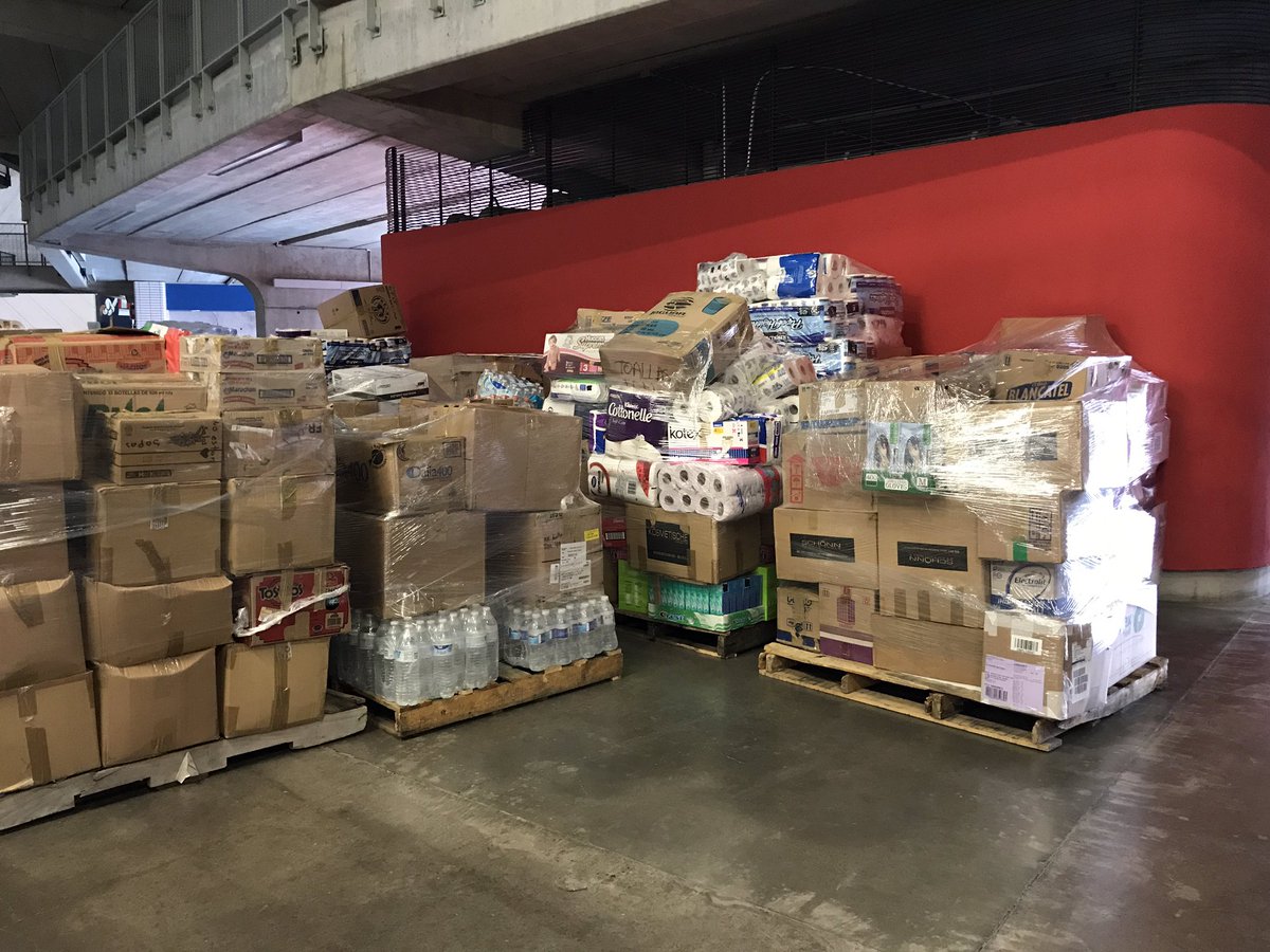 Chivas's tweet photo. ¡Gracias por su ayuda ChivaHermanos! 👏Estos son los víveres que llegaron ayer y estamos por transportar a los estados dañados por el sismo. https://t.co/0twflt9onI
