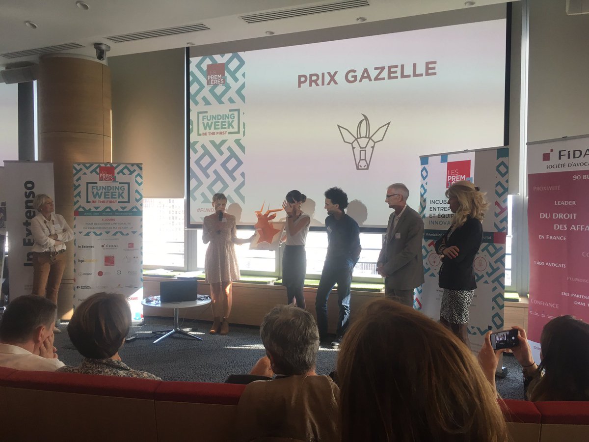LesPremieresARA's tweet photo. Et le 3eme prix ... revient à deux startups ex-æquo #mapetitegarderobe et #idodata ! 💪🎊 Bravo à eux ! #fundingweek https://t.co/d46si8Zby0
