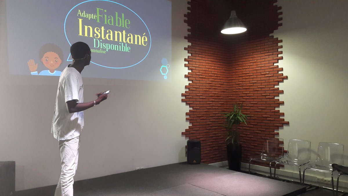 smartupofficiel's tweet photo. L'équipe Wafabot devient Caméléon ! C'est parti pour le pitch #SmartUp #HackathonAWB  @Magguilej_Doha @cedric_joachim https://t.co/oFoOVsejoR
