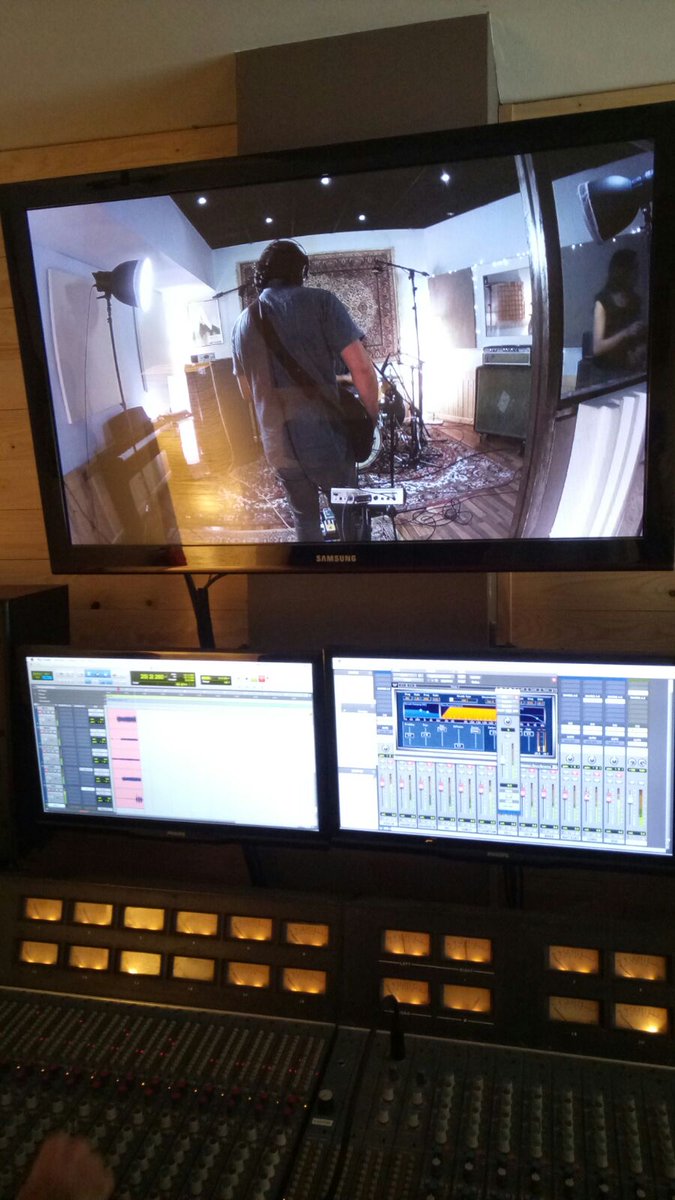 RitmiaTV's tweet photo. Hoy ha sido día de grabaciones junto a @HalldorMar &amp; @FulcanelliBCN. Muy pronto tendréis el resultado de esta magia, ¡estad atentos! https://t.co/GPwQcDwzJG