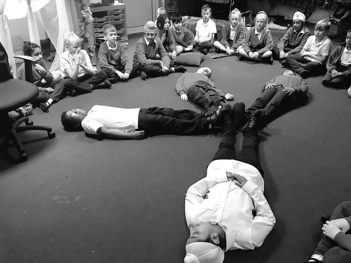 HJAMissNagra's tweet image. Strange images flickered into life. At first a scene of fearful chaos... Then others, more luminous and eerie #novelstudies #TheViewer