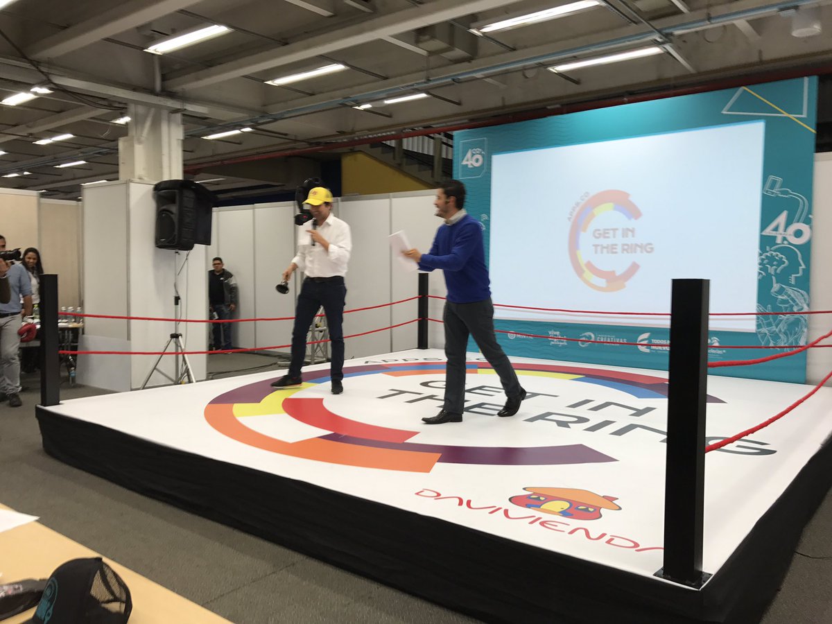 Col5punto0's tweet photo. Ministro @lunadavid toca la campana para dar inicio a batalla de startups entre Miguel Farfán de #MediaForHealth y Juan Villa de #Enterdev. https://t.co/eCpWeTmNqp