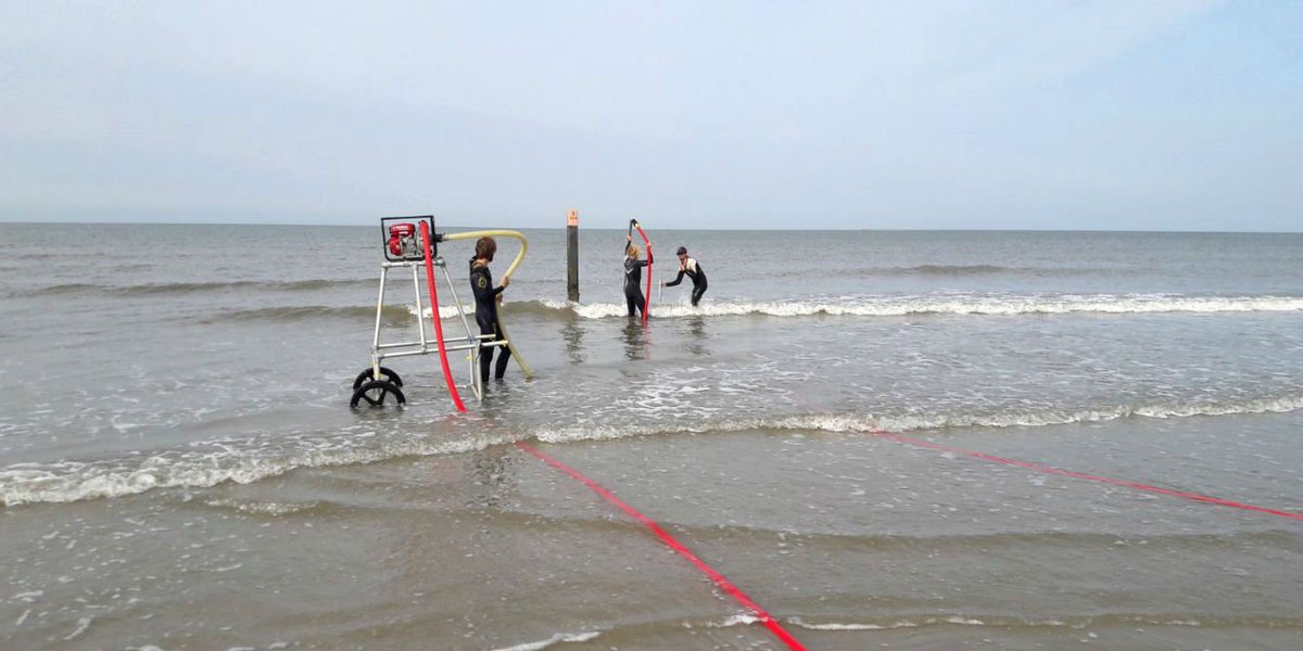 Rijkswaterstaat's tweet image. Wij laten metingen uitvoeren op het strand van #Ameland om inzicht te krijgen in het effect van stormen op de kust. bit.ly/2fdnCiI