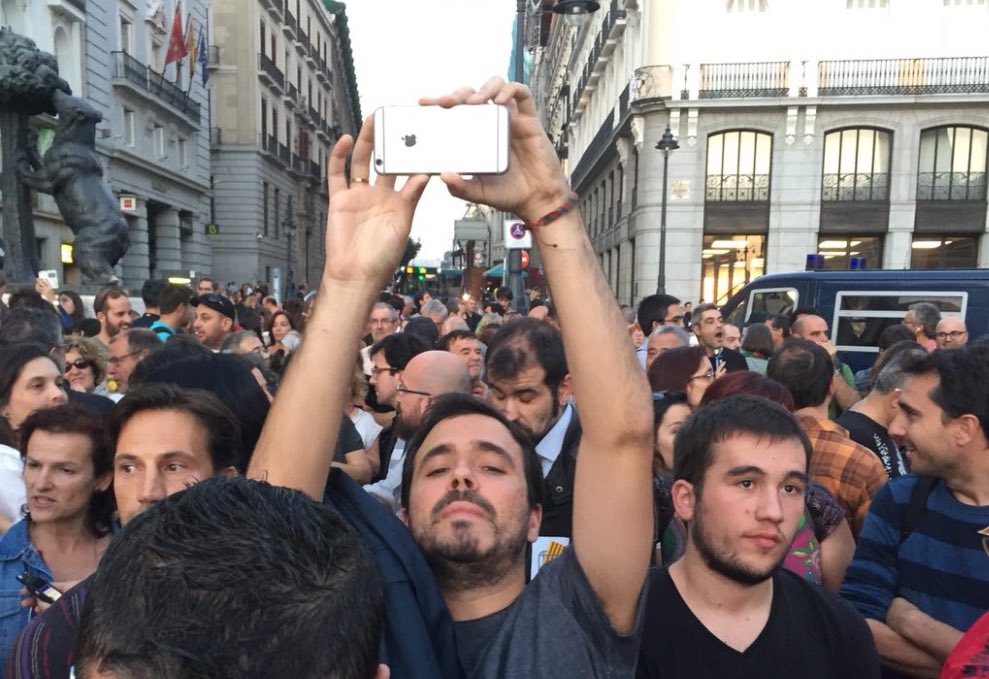 A ver si aprendéis que ser comunista no quiere decir que no puedan irse un mes a Nueva Zelanda, tener un Iphone o reírte de tus seguidores..