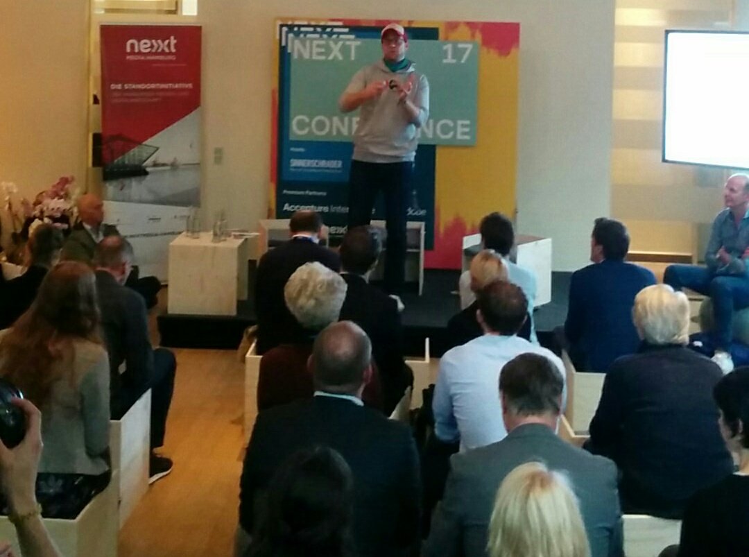 Macht was mit #VR: @oliverroessling von <a href="/ABSOLUTE_Rlty/">ABSOLUTE Reality</a> &amp;  @nextRealityHH erklärt, wie VR in Medienunternehmen funktionieren kann.