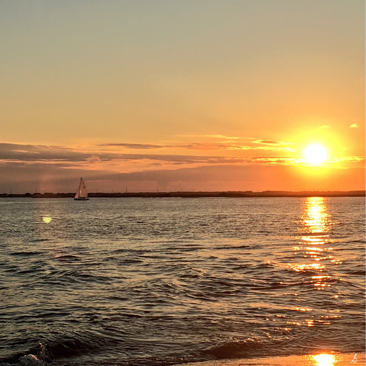 gia_m's tweet image. I see, in every sunset, an opportunity to be... in grateful reflection and hopeful anticipation. #sunsetreflection #goodbyesummerhellofall