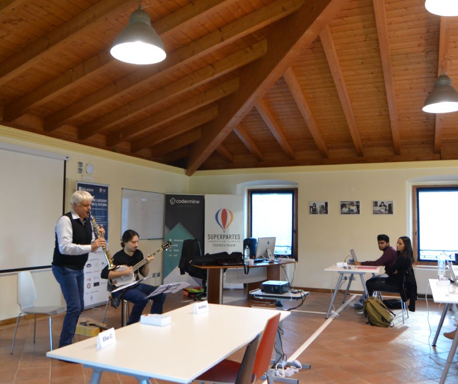 superpartescamp's tweet photo. #DigitalUniversitas alle prese con la prima lezione di #musica! #innovation #school #digital https://t.co/Y6PrSq8ybN