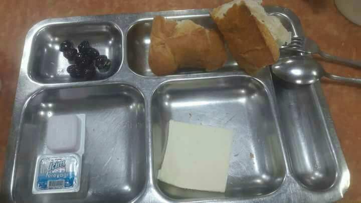 Bu gördüğünüz bir işçinin gece vardiyasında ki yemeği!
8 tek zeytin
1 parça kaşar
Çeyrek ekmek
2 küçük yağ
Yer: Kırşehir, ÇEMAŞ DÖKÜM A.Ş.