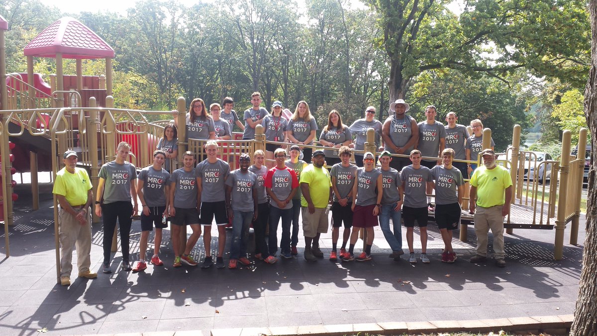 Vol_OFallon's tweet photo. @MaryvilleU students & staff came out & beautified Fort Zumwalt Park as part of Maryville Reaches Out. THANK YOU! #VolunteerOFallon #MRO17 https://t.co/jZVYnEVwer