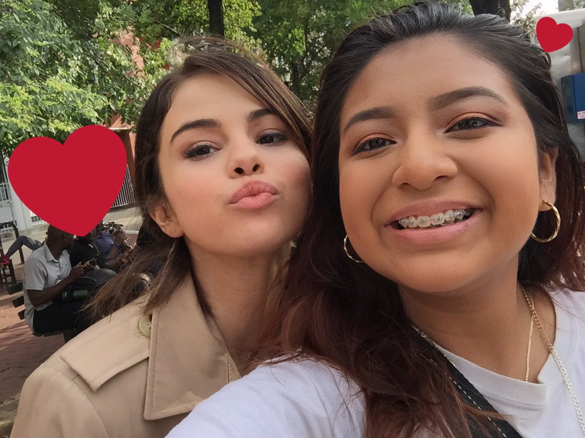 Emmyyxo123's tweet photo. @selenagomez thank you for stopping. I love you so much 😭💘 https://t.co/apwdxtdkDz