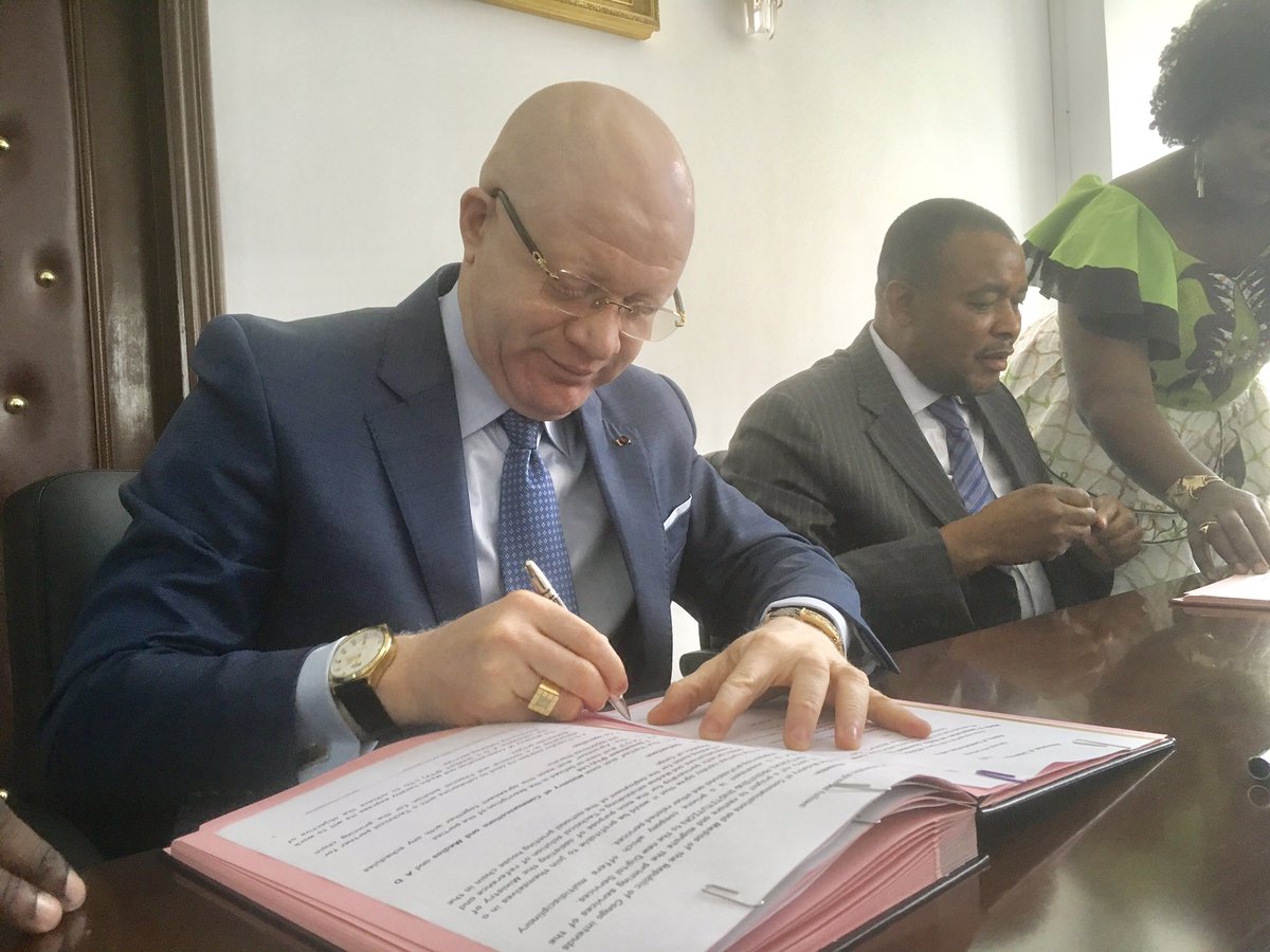 ThMoungalla's tweet photo. Protocole accord sur imprimerie avc Sté sud-africaine #ADI ss patronage Ministre d'Etat #Ondongo @ICIBrazza @voxcongo @youhou1963 @RaissaGi3 https://t.co/Rn9r9xzSwV