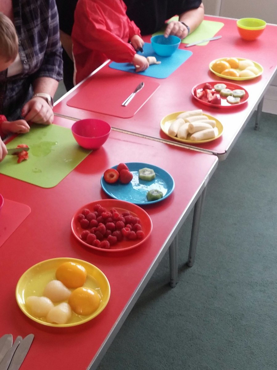Arkcommunitypro's tweet photo. @Aggie_Westons @WhatsOnPlymouth. Some our budding chefs choosing and chopping fruit for their fruit SMOOTHIES today. https://t.co/KfE0sXtifv