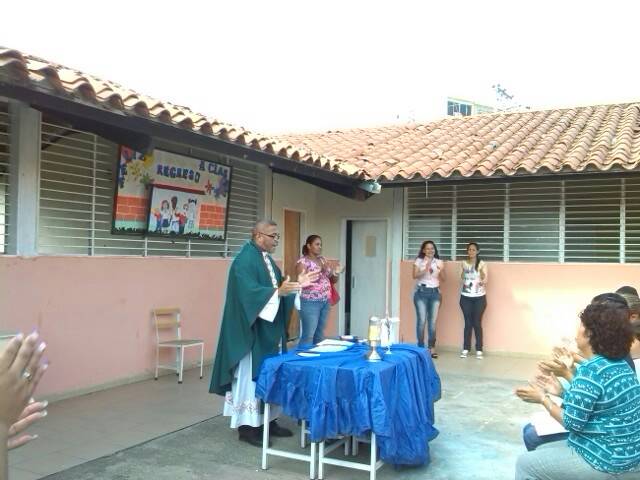 MPV_Miranda's tweet photo. Cada Hogar es espacio sagrado de Paz Familiar y en la #SemanaDeLaPaz se Dictó Misa en la Comunidad Cdad Betania - Ocumare  @GabyHenriquez21 https://t.co/GUeTZxR1Iu