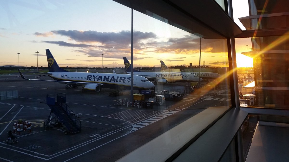 Paddyvision's tweet photo. @Ryanair it's not all bad, the sun is still shining. Tell the Gatwick pilots to put it in 5th gear, still waiting.... https://t.co/5kxOwMp8Y5