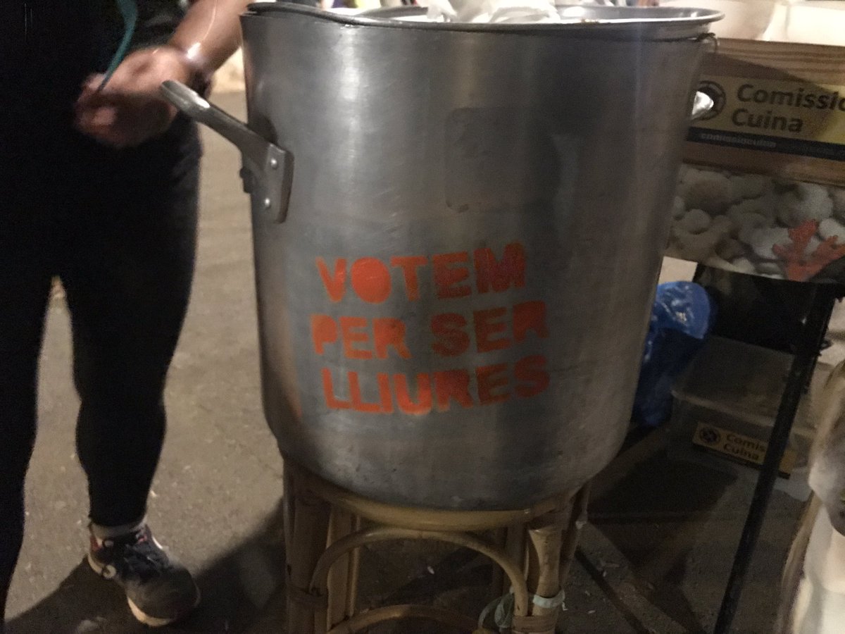 Les noies de la comissió de cuina del #15M han vingut a Arc de Triomf a repartir llenties i cafè :) #Barcelona