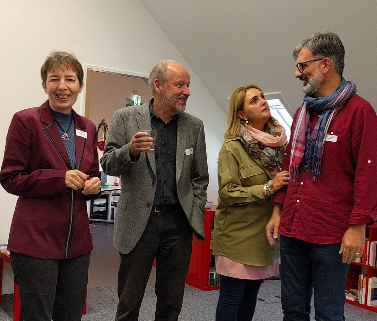 Emotionsmanager's tweet photo. Gastgeber sind in Position #KEPOS mit Luzian, Adrienne, Maria und Gennaro https://t.co/qnGxvqH0nd