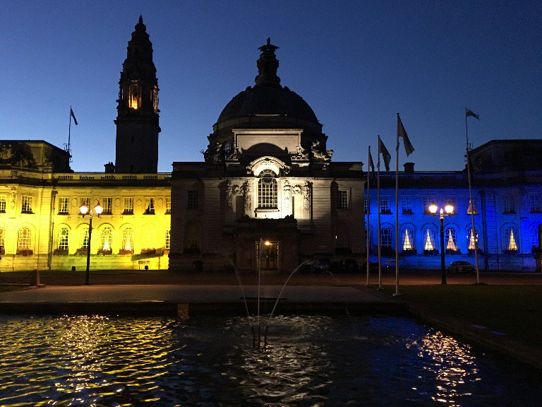 cardiffcouncil's tweet photo. City Hall lit up in Forget-me-not blue &amp;yellow tonight to mark Cardiff’s aim to become a Dementia Friendly community
https://t.co/DCZzG9rXCc https://t.co/uu8Sxur2He