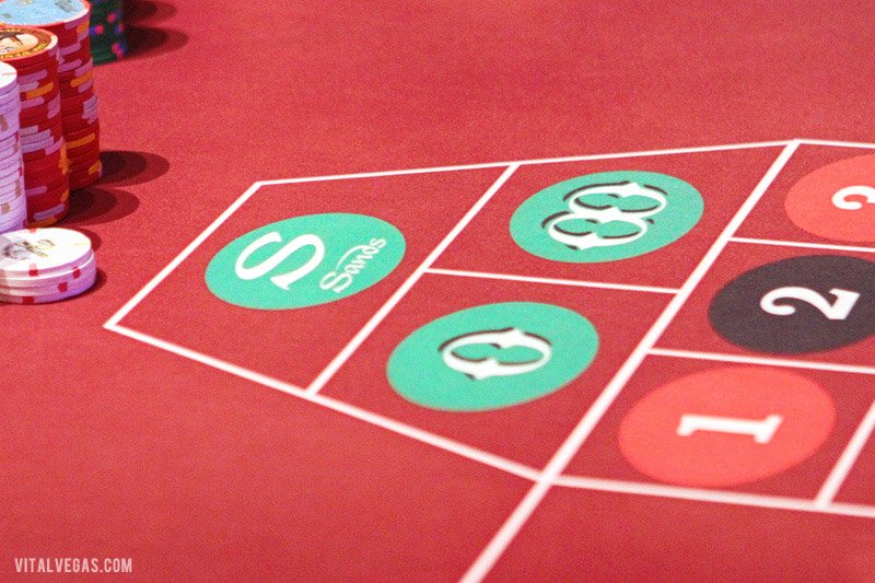 VitalVegas's tweet photo. Cromwell vs. Venetian, at a glance. https://t.co/ytwHSZsgqN