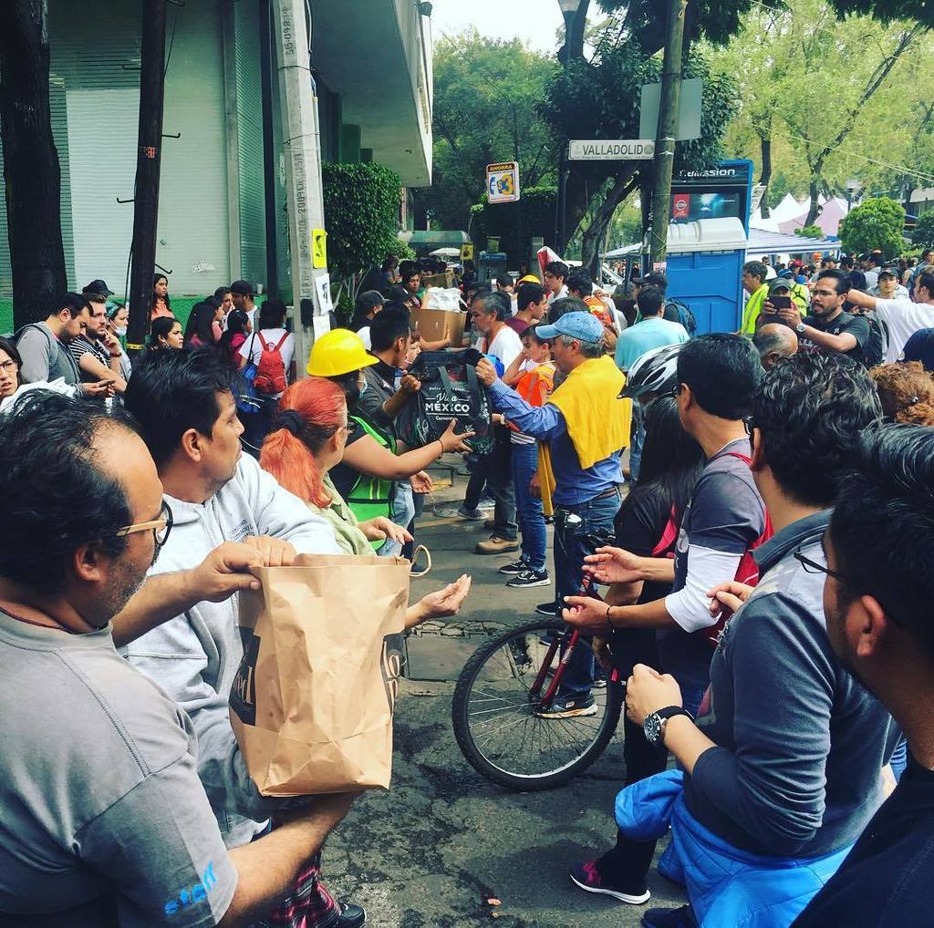 edlavaCNN's tweet photo. Human supply chains have spontaneously emerged around the buildings leveled by this week's #earthquake in #MexicoC… https://t.co/FvON13UhoG https://t.co/EUs2SYEcgE