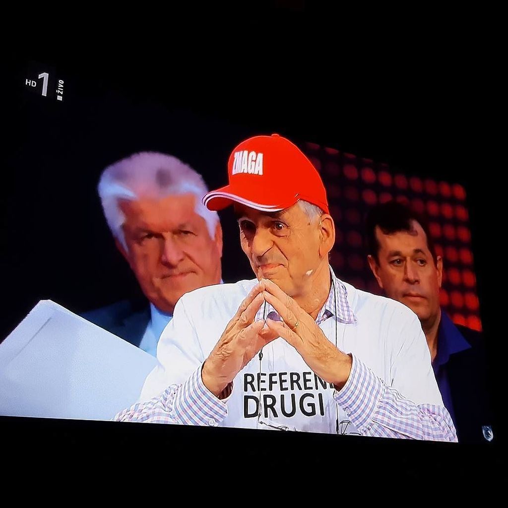 piratskibrlog's tweet photo. A kdo ve, zakaj ima Kovačič 2 kapi? Častim pivo za najboljši odgovor! #zmedena #2tir #referendum #pirati https://t.co/veNEgriM1v https://t.co/ysHs15oIKJ