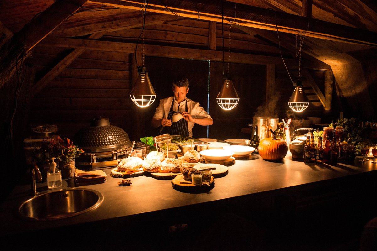 Is dit nu win-win? Met relaties een bijzondere herfstavond met dinner beleven én iedere euro aan Roots geven? rootsinthewoods.nl/dinner/