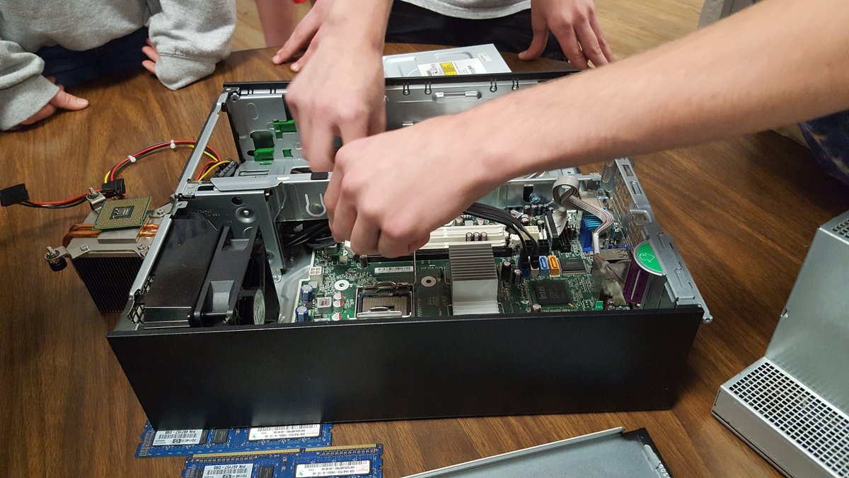 BHSCodingClub's tweet image. Shout out to the 25 students who showed up for Tech Club today as we explored the insides of the PC and rebuilt them! #BHSPride #techiscool