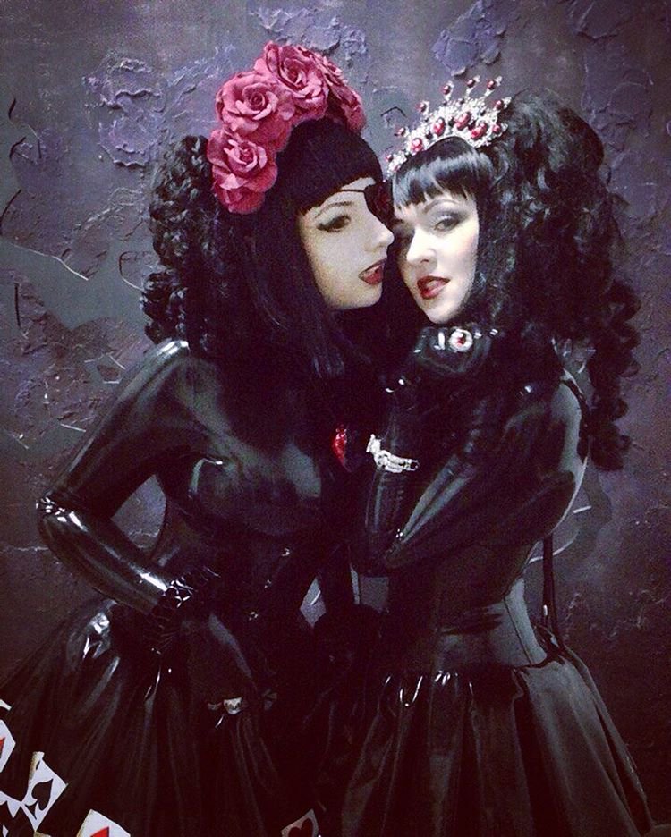 latex_kitsch's tweet photo. #gothiclolita #cosplay by #VioletSpider @fraulein_puppe
#goth #shiny #latex #fetish #latexcostume #latexcosplay #rubber #comics #fashion https://t.co/GsNsKFQqxV