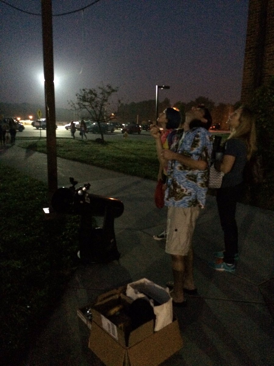 BioTeachMullins's tweet photo. This is how we start the day at THS! #doingislearning #goingtheextramile #watchingplanets #niceheadlamp https://t.co/9PICJzYegl