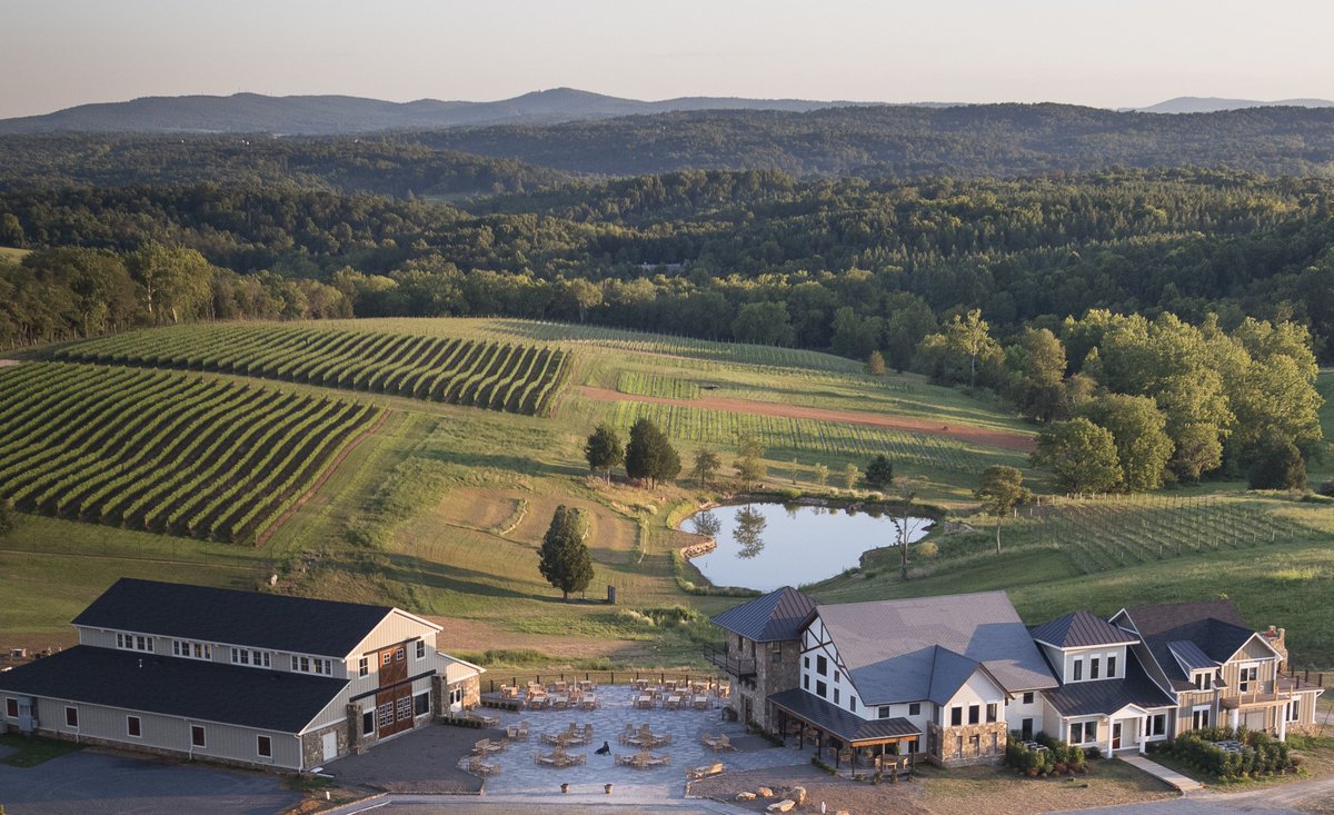 We're only 30 minutes away from tonight's #VaWineChat with <a href="/DrinkWhatULike/">DrinkWhatYouLike</a>! Watch the interview &amp; tasting here: ustream.tv/channel/virgin…