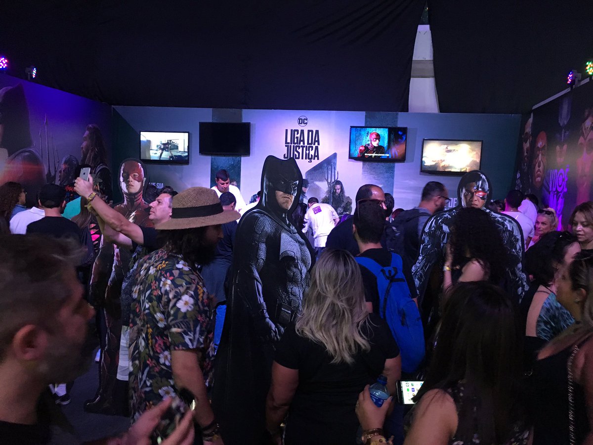 tcorreia02's tweet photo. Público no Rock in Rio pode se divertir com ações do game Injustice, que coloca personagens da DC Comics para combater #trgames https://t.co/nx5fj4kGZw