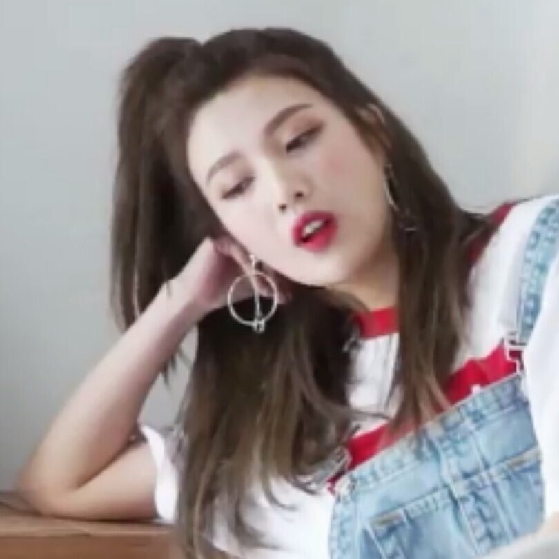 BERRYSOOYNG's tweet photo. but then i see lq pictures and i'm hooked https://t.co/IlabQMxbLl