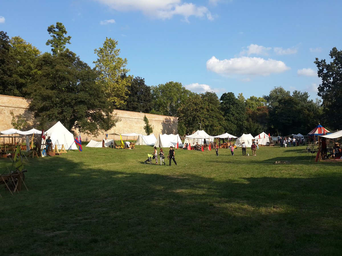 Zigetvar kuşatması canlandırmasında kale önünde Türk çadırları