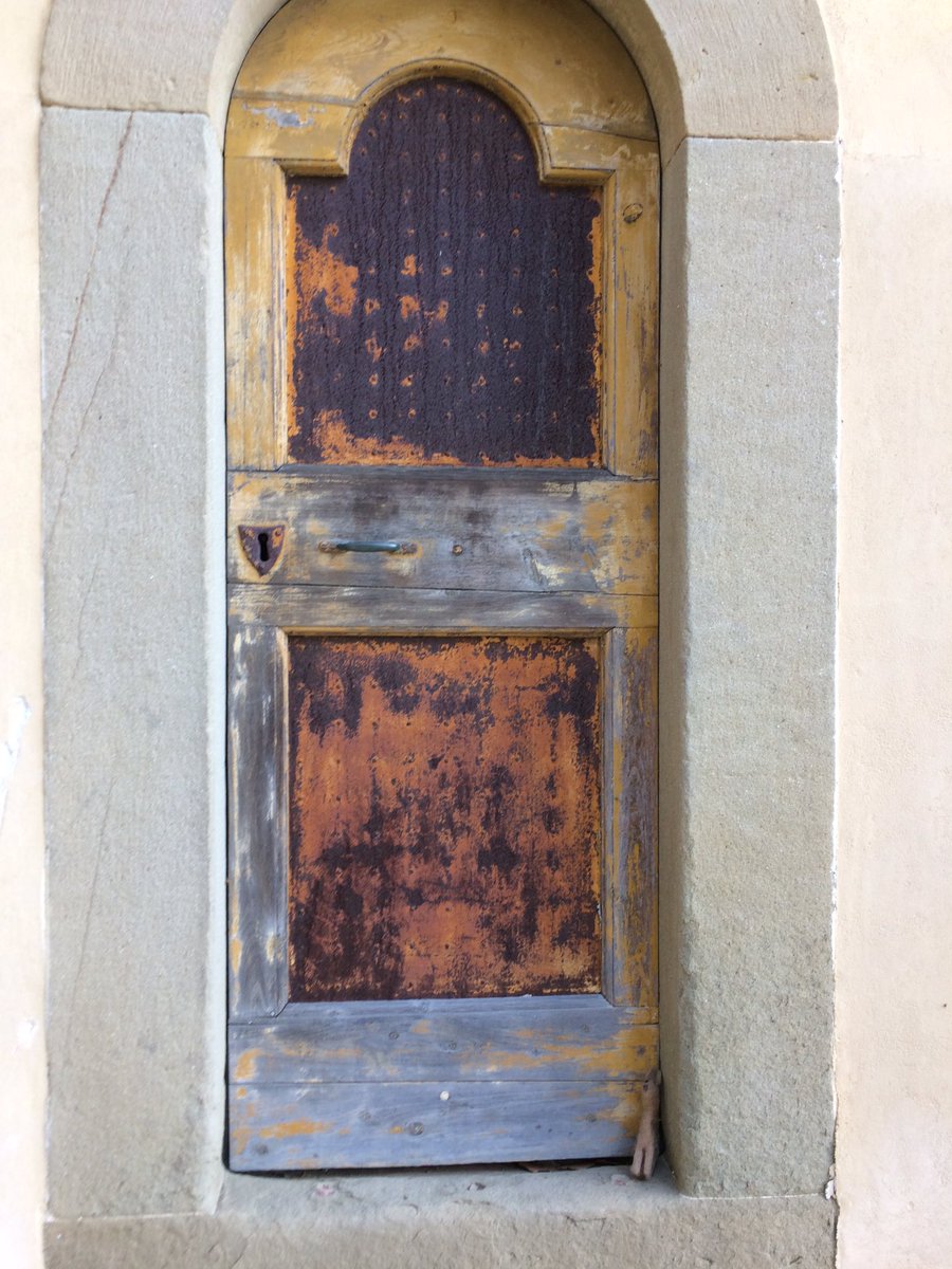 AntonyOnTour's tweet photo. Bienvenuto a casa mia! 
Just a little deer and a little door in a big world 🇮🇹🦌❤️ #antonysadventures #medicivilla  #DoormanAntony https://t.co/FpM5yBZxky
