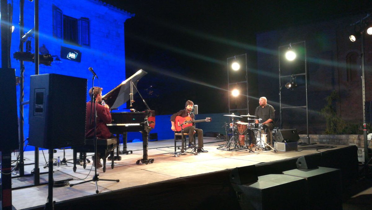 GironaJazz's tweet photo. Nit màgica i agradable als Jurats. Chicuelo - Mezquida! https://t.co/zL2vTIC7kd