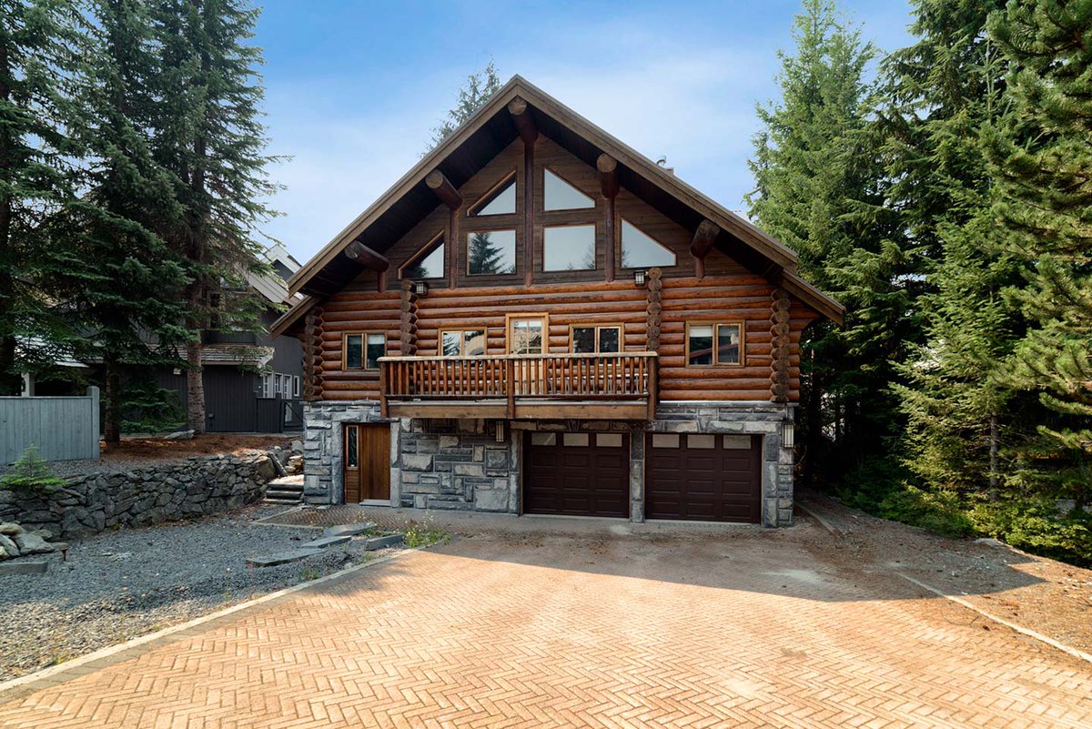 This custom built log home is located in one of Whistler's most desirable and mature neighbourhoods #WhistlerFeaturedListing <a href="/deanlinnell/">#伦敦外围 #新加坡外围 #纽约外围 #东京外围 #波士顿外围 #拉斯维加斯外围</a>