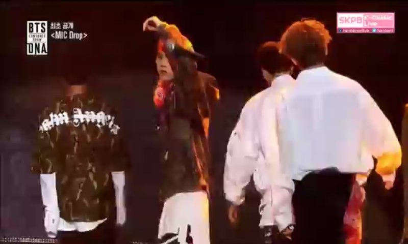 lealove5sos4's tweet photo. That moment when yoongi dropped the Mic @BTS_twt #SoLitt!! #LOVE_YOURSELF_承_Her https://t.co/o4ilkDR21U