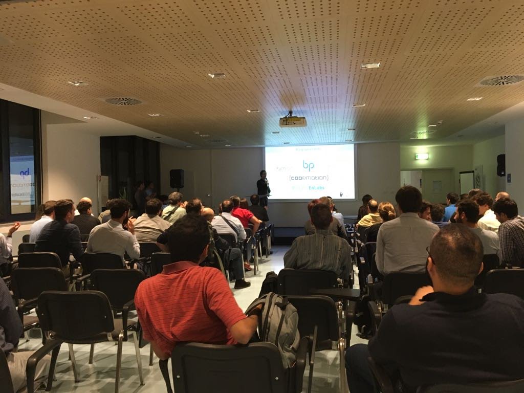 CodemotionIT's tweet image. #RetiNeurali e #FuzzyMemory per la ripresa dei #meetup #AperiTech della @Community #MachineLearningRoma in @EnLabs e pienone di gente!!!