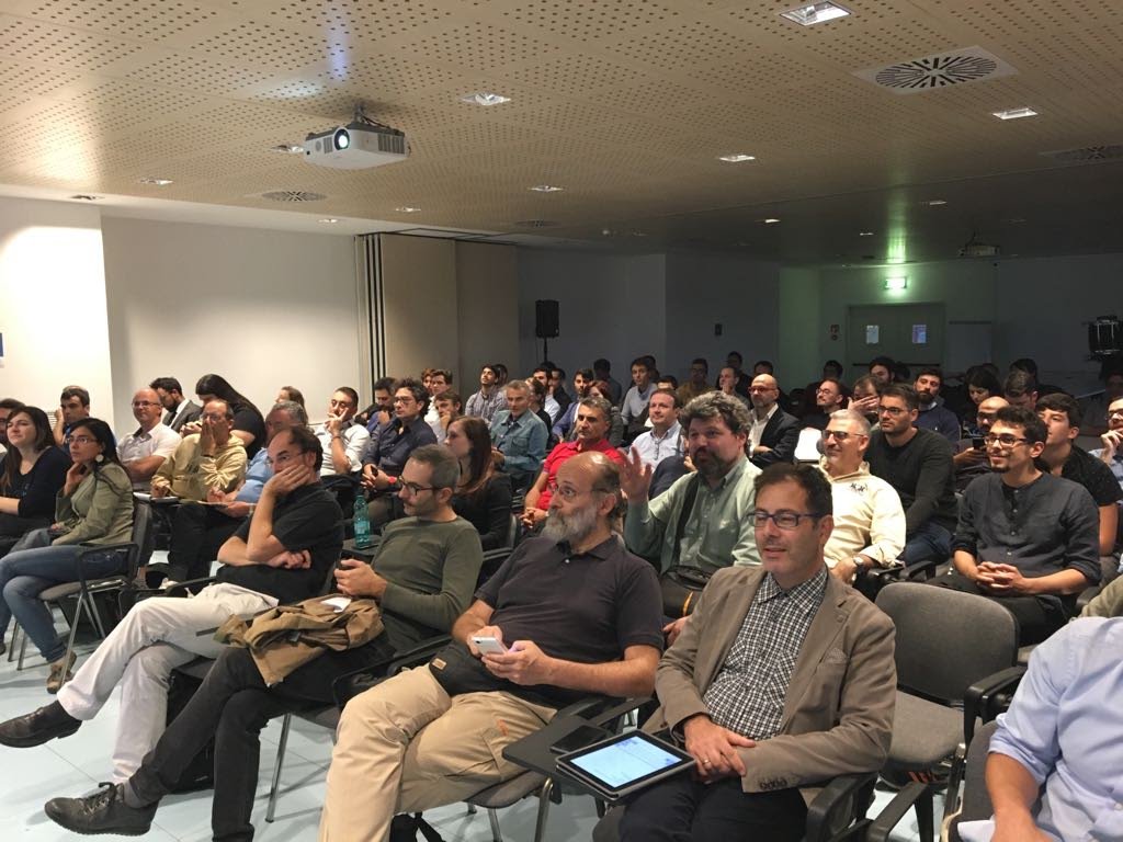 CodemotionIT's tweet image. #RetiNeurali e #FuzzyMemory per la ripresa dei #meetup #AperiTech della @Community #MachineLearningRoma in @EnLabs e pienone di gente!!!