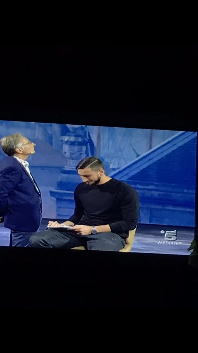 Juls9311's tweet photo. Figura di merda... tra 3... 2... 1.... 😂🙈 vogliamo vedere quello che ha scritto sul foglio🤣 #chihaincastratopeterpan https://t.co/r1pMfyiZS8