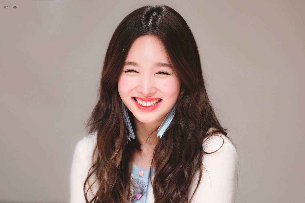твайс nwfq. твайс участницы наен. твайс мем. наён из twice 2020. Twice nayeon smile.