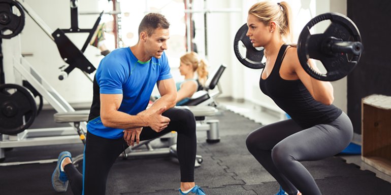 Девушка в спортзале. Персональный фитнес тренер. Кроссовки на английском. Trainers тренер. Trainers одежда.