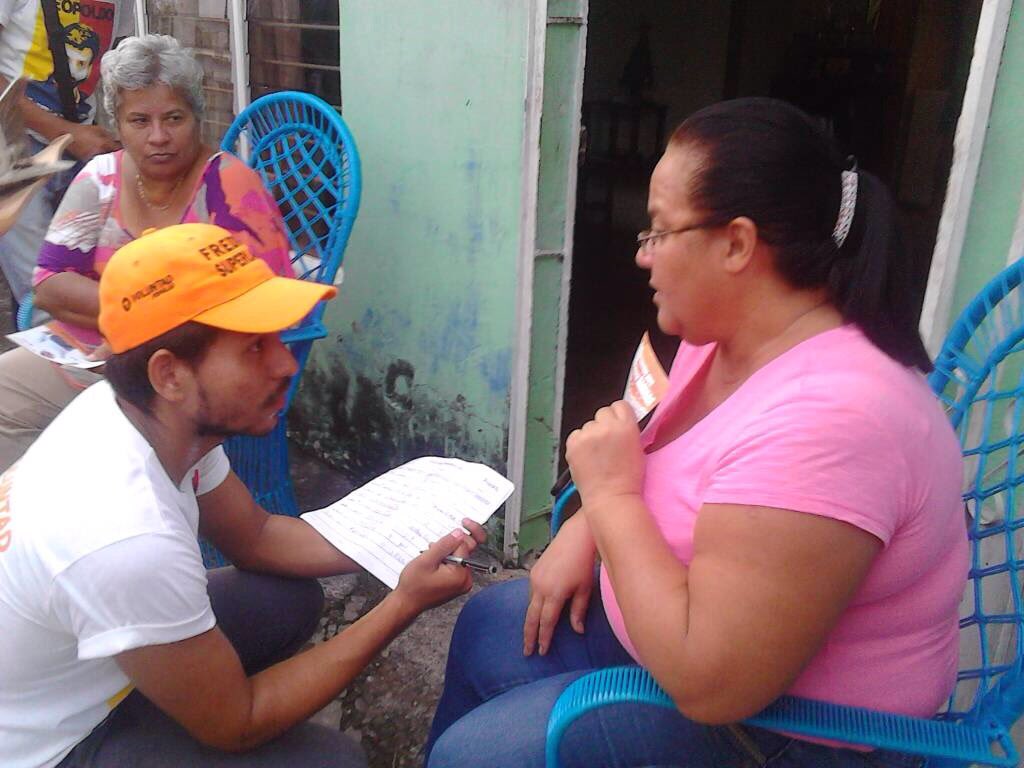 VPCorazonJesus's tweet photo. Excelente visitas CasaxCasa en la Pq @VPCorazonJesus con el futuro gobernador del estado Barinas Freddy Superlano #VPBarinas https://t.co/tlDBATASa0