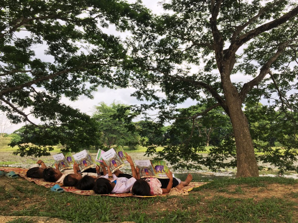 _GlobalVision's tweet image. [글로벌비전] 마음의 양식, 책을 읽어요! 라오스 도서관 사업 진행 (출처 : 글로벌비전 | blog.naver.com/gv_blog/221086… 블로그)