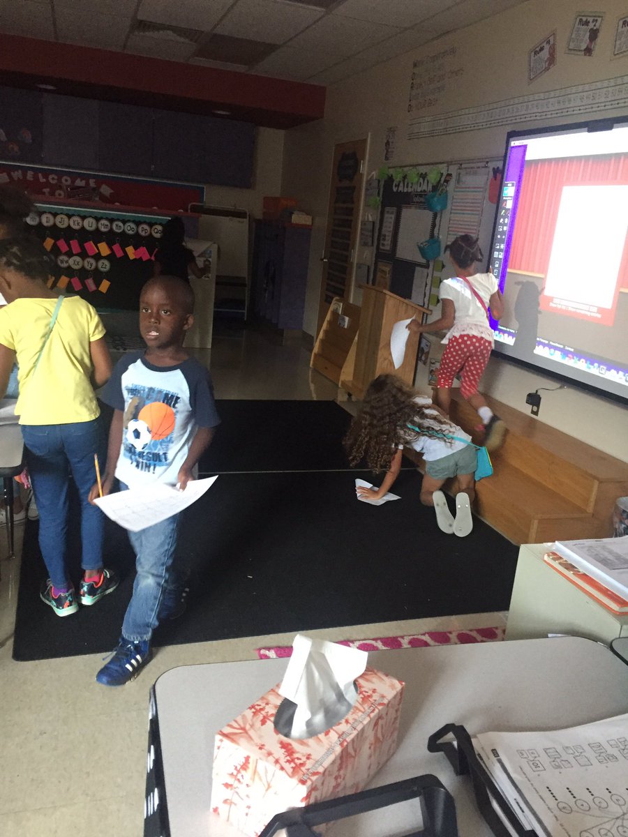 MirandaYoung2's tweet photo. 1st grade going on a noun hunt around the classroom today! #bgisd #bgpurples @PBC_Elementary https://t.co/fsQtBfuthX