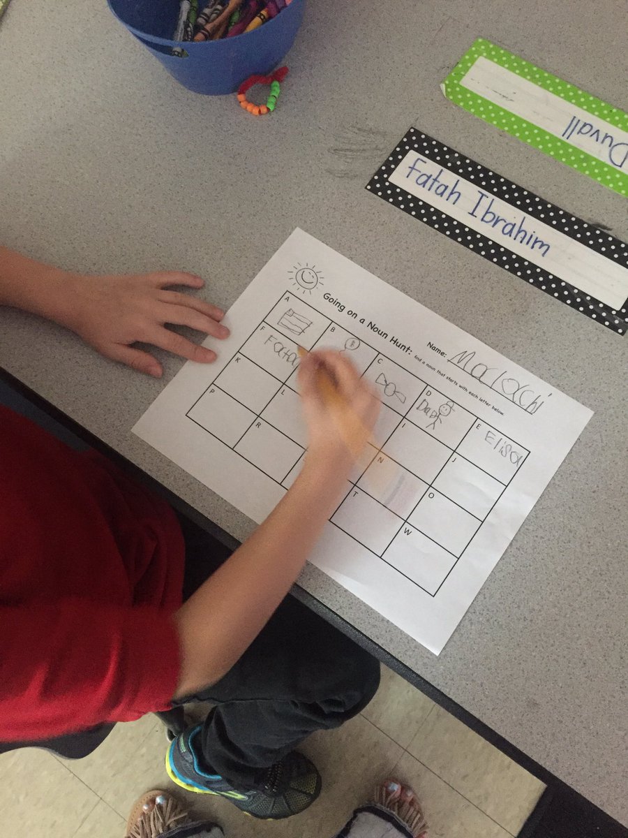 MirandaYoung2's tweet photo. 1st grade going on a noun hunt around the classroom today! #bgisd #bgpurples @PBC_Elementary https://t.co/fsQtBfuthX