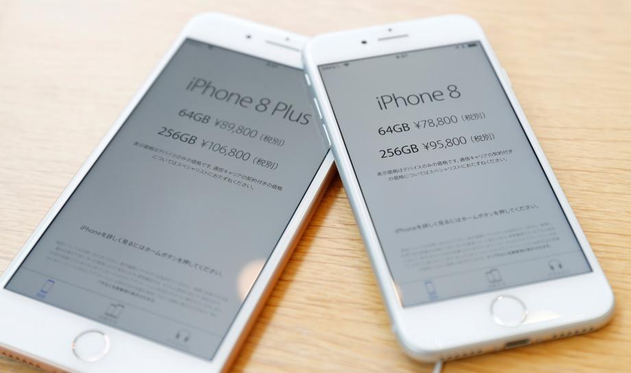 Reuters's tweet photo. Apple's iPhone 8 launch in Sydney sees bleak turnout https://t.co/U8jKBi5f8v https://t.co/SnFBeqhPl1