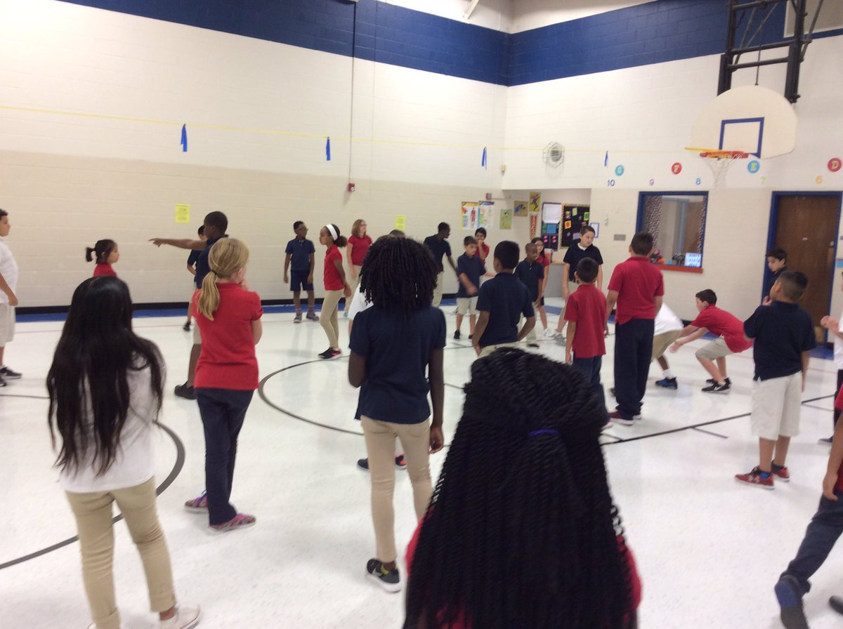 FrithMfrith's tweet photo. #Myschoolrocks 5th playing volleyball! https://t.co/B0vND76835