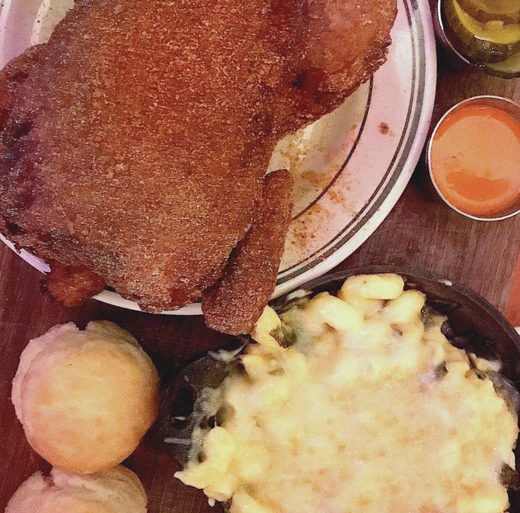 kelleatsworld's tweet photo. Why are fried things and cheesy things so delicious? #redrooster #friedbirdroyale #friedchicken #macncheese #biscuits #harlem #nomnom #yummy https://t.co/1QodPK46ir