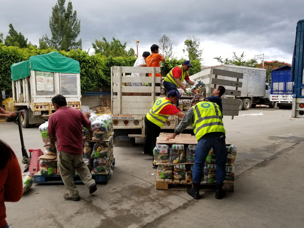 HelpingHandUSA's tweet photo. Emergency Response team loads relief supplies for earthquake victims as 230 have been reported killed #PrayforMexico https://t.co/8Rb6bZ8OC9 https://t.co/MmE8d62JrE